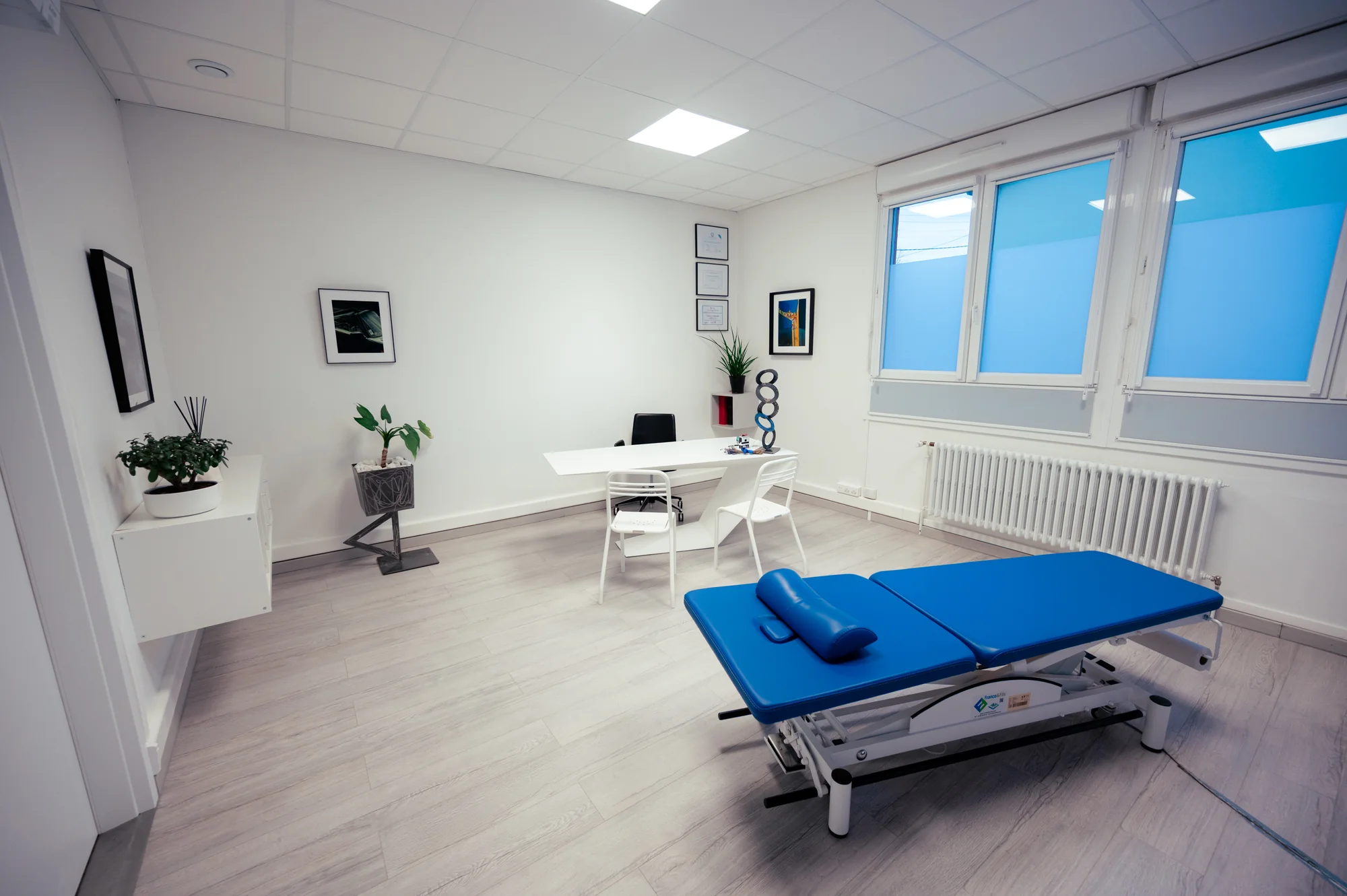 Salle de consultation · Table d'ostéopathie