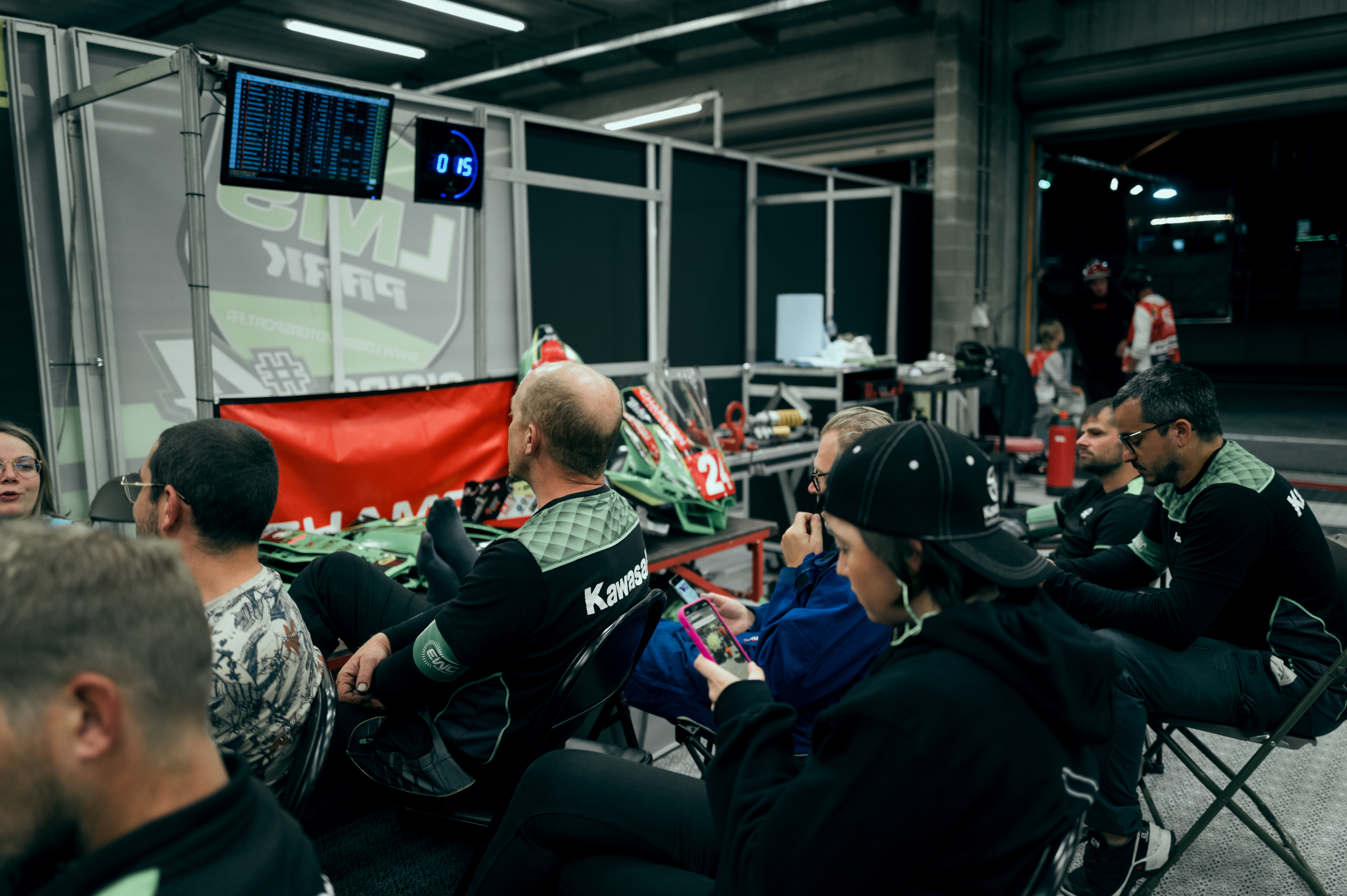 Pilote en piste de nuit